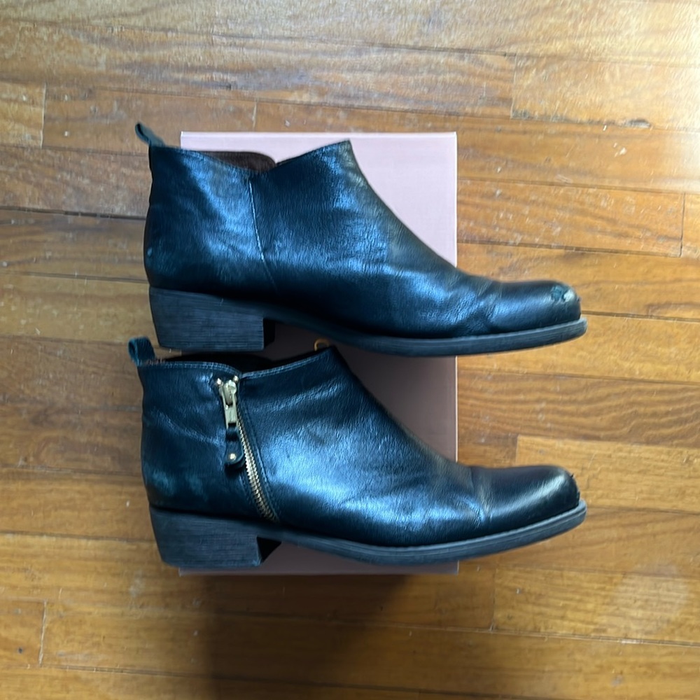 Black side zip leather booties size 41 Eric Michael London style